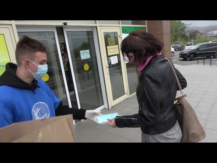 Городской корпус волонтёров раздаёт бесплатные маски