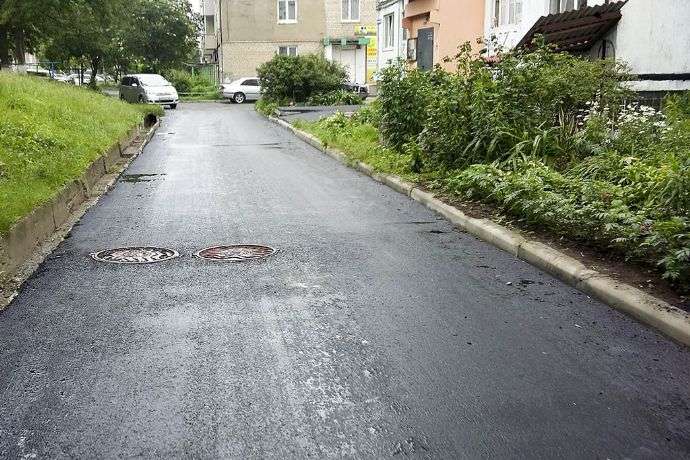 Капремонт во дворах: в Находке начали асфальтировать вторую часть придомовых территорий