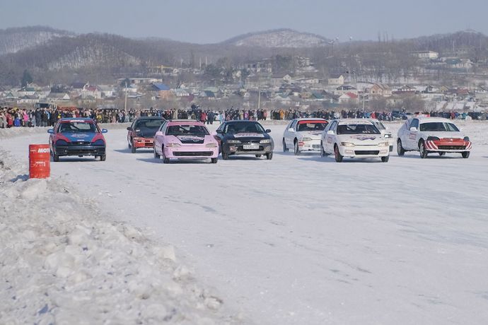 В гонках на льду победу одержала спортивная династия из Находки