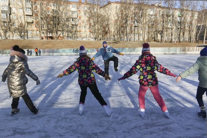 Каждый день на городских катках: хоккей, занятия для начинающих, весёлые старты