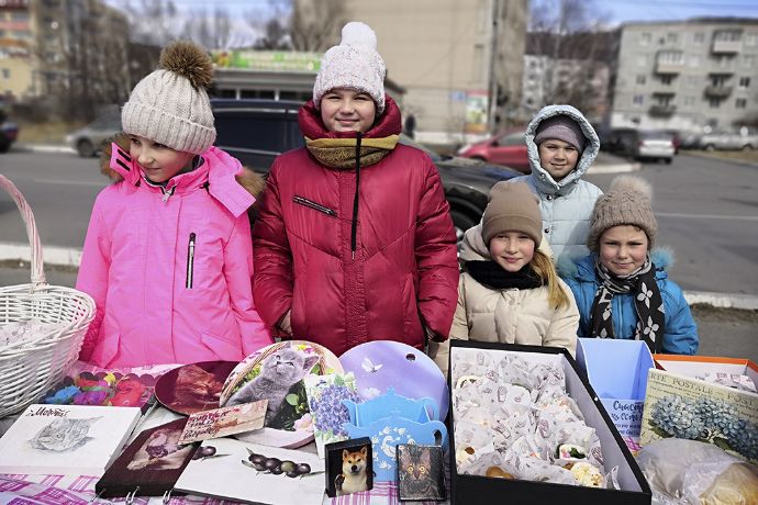 Юные мастера и умелицы Врангеля провели благотворительную ярмарку