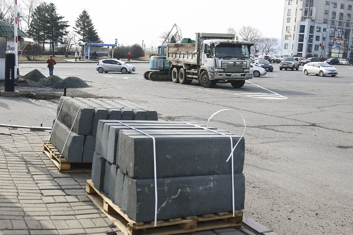 Две площади в Находке «оденут» в новый асфальт