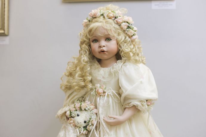 «Вернисаж» приглашает взглянуть на «Куклы с историей»  