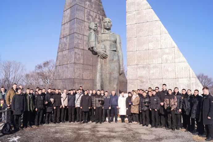 В Находке возложили цветы к мемориалу «Бокситогорск» в память о погибших рыбаках и моряках 