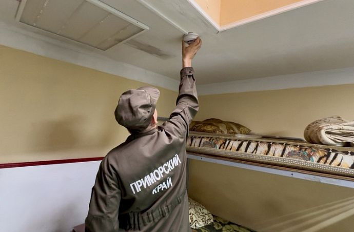 Более 2 тысяч дымовых извещателей установили семьям с детьми в деревянных домах ...