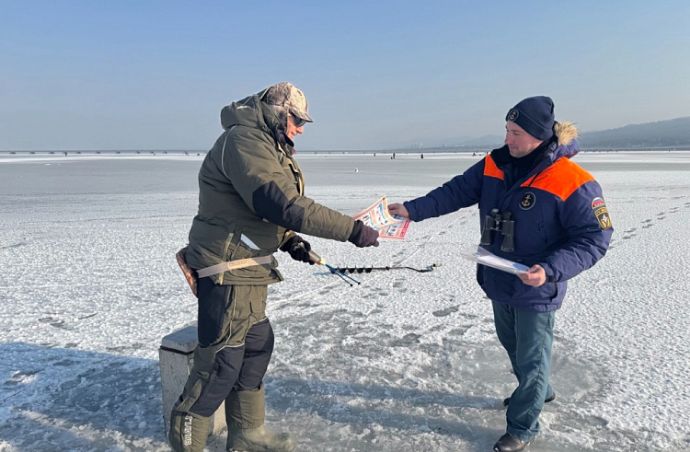 Спасатели Приморья предупреждают об опасности осеннего льда. ПАМЯТКА