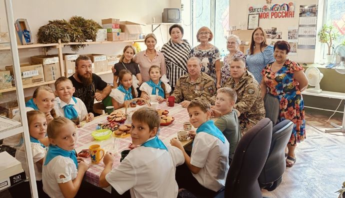 Воспитанники центра «Альбатрос» посетили волонтерский пункт «V 125 Z Находка» и передали помощь для участников СВО
