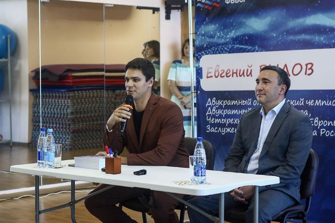 Олимпийская легенда Евгений Рылов вдохновил находкинских пловцов на победы