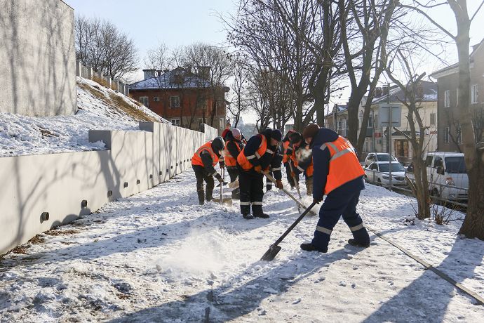 Улицы города продолжают освобождать от  снега