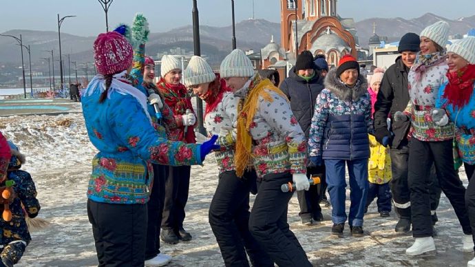 Рождественские гуляния для горожан сегодня организовал ансамбль "Приморочка"...