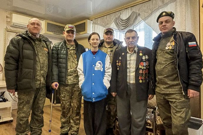 В Находке «Волонтеры Победы» и ветераны СВО поздравили участников Великой Отечественной ...