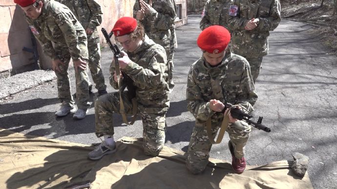 В Находке школьники соревновались в военно-спортивной игре «Победа»
