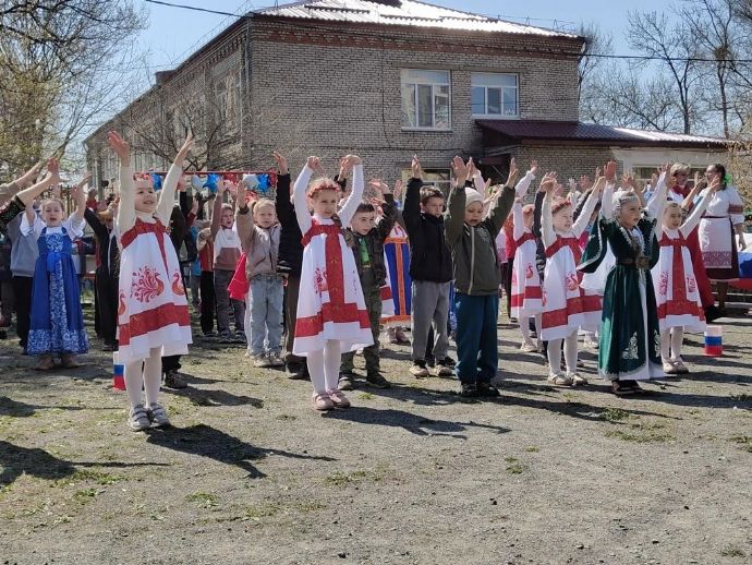 Дети разных национальностей показали, что значит дружба
