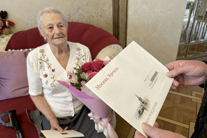 Строительница Находки Мария Ивановна Дьяченко принимает поздравления с 97-летием...