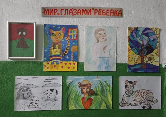 Детские рисунки украсили подъезд дома на улице Сенявина