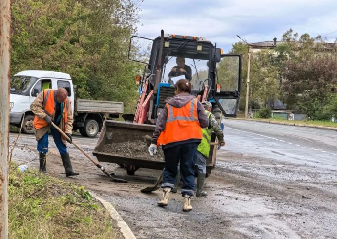 Дорожные рабочие Находки устраняют последствия непогоды
